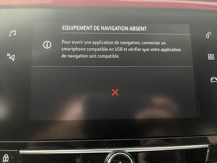 Écran tactile intérieur de l’Opel Corsa rouge Kardio affichant un message d’absence d’équipement de navigation