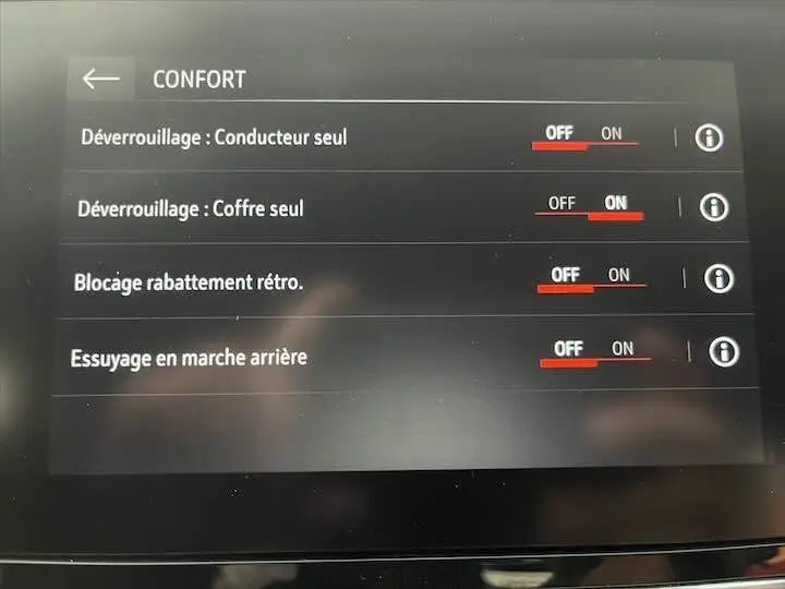 Écran tactile intérieur de l’Opel Corsa rouge Kardio montrant les réglages confort avec options de verrouillage et essuyage arrière.