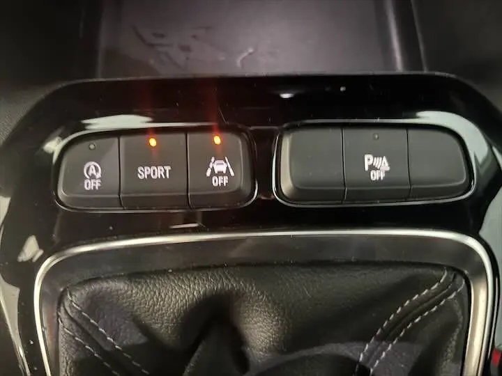 Vue rapprochée des boutons de commande sur console centrale noire de l'Opel Corsa rouge Kardio 2021.