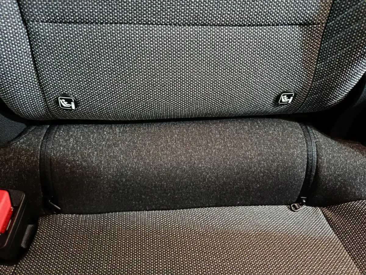 Gros plan sur la banquette arrière grise du Renault Captur 2025, avec fixation Isofix visible.
