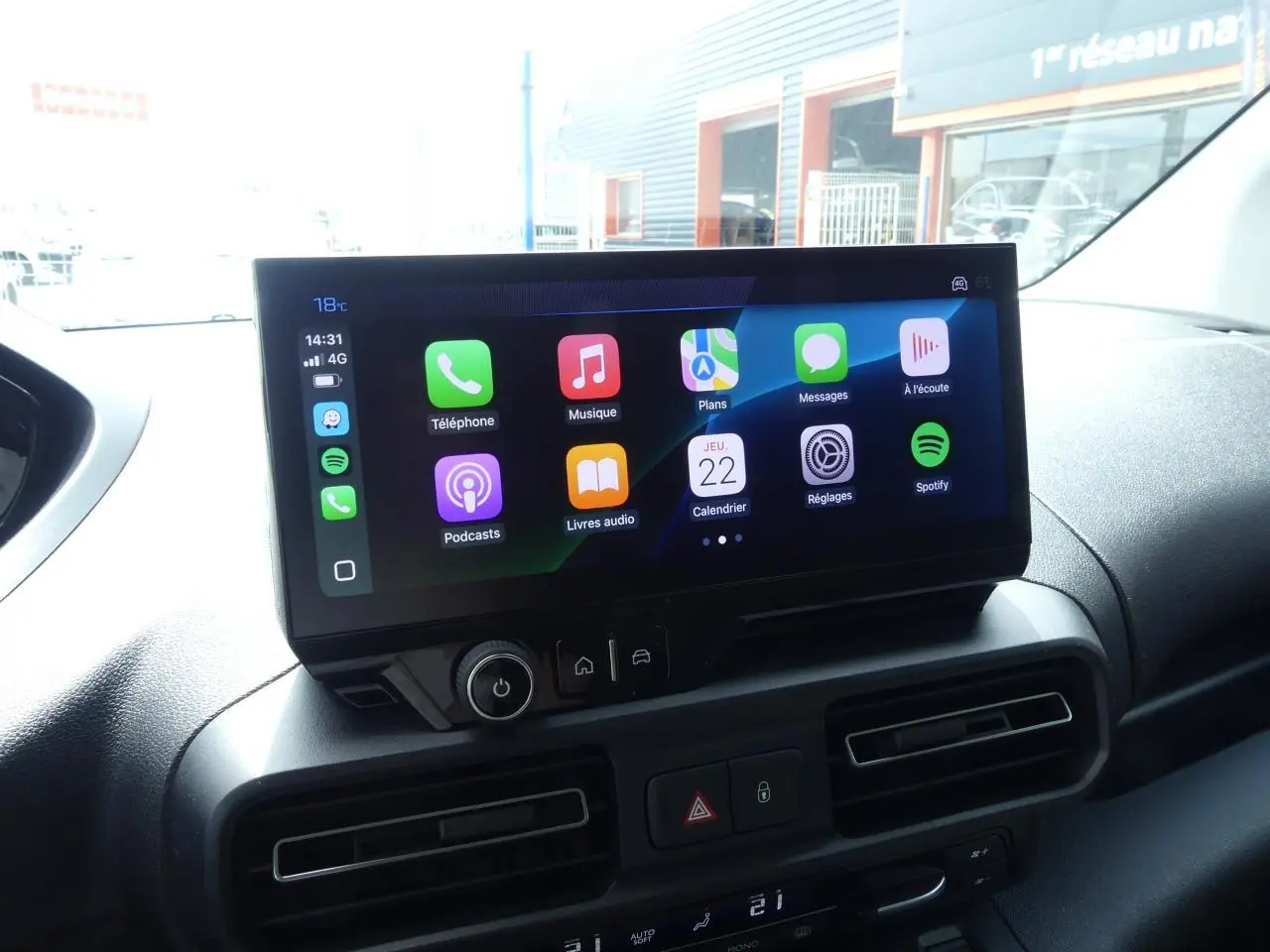 Écran tactile 10 pouces du tableau de bord du Peugeot Partner XL 2025 avec interface Apple CarPlay visible de face.