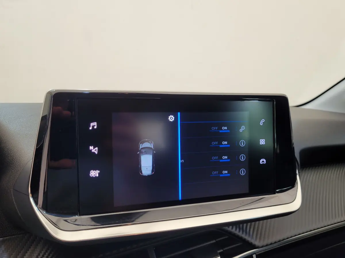 Écran tactile central de la Peugeot 208 Active Pack 2023 affichant les réglages du véhicule en intérieur.