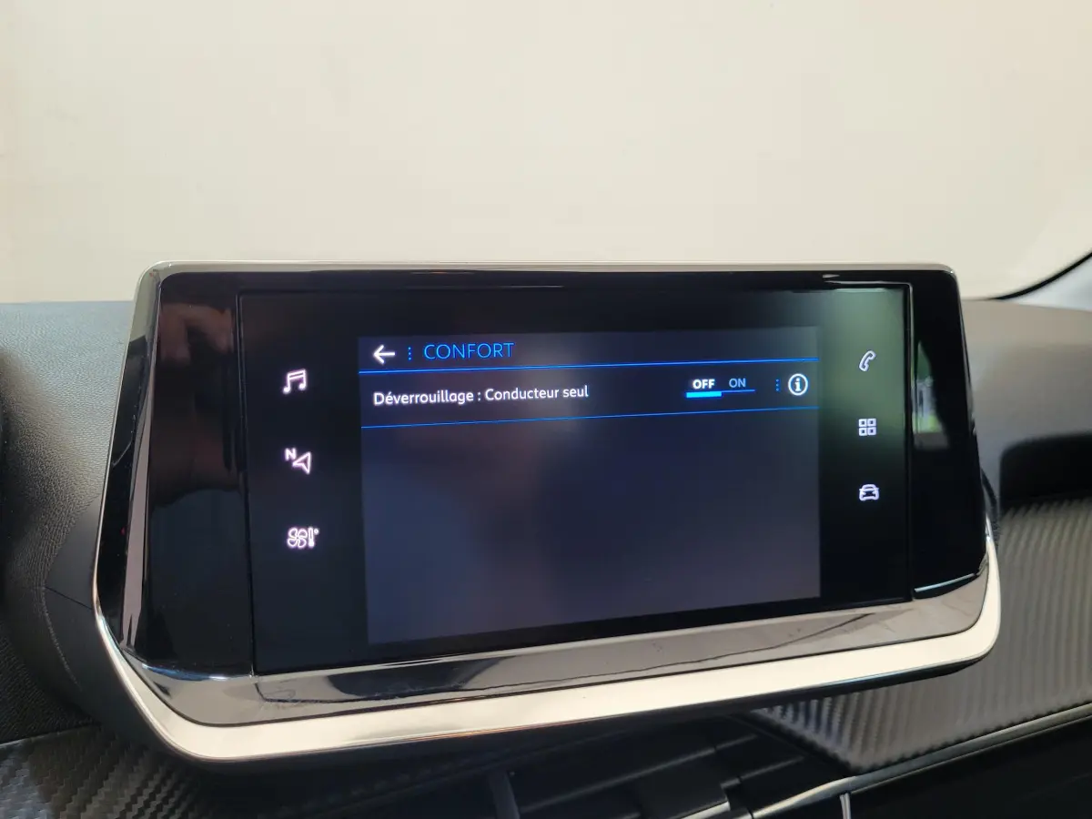 Écran tactile central de 17,8 cm affichant le menu confort dans l'habitacle d'une Peugeot 208 gris foncé.