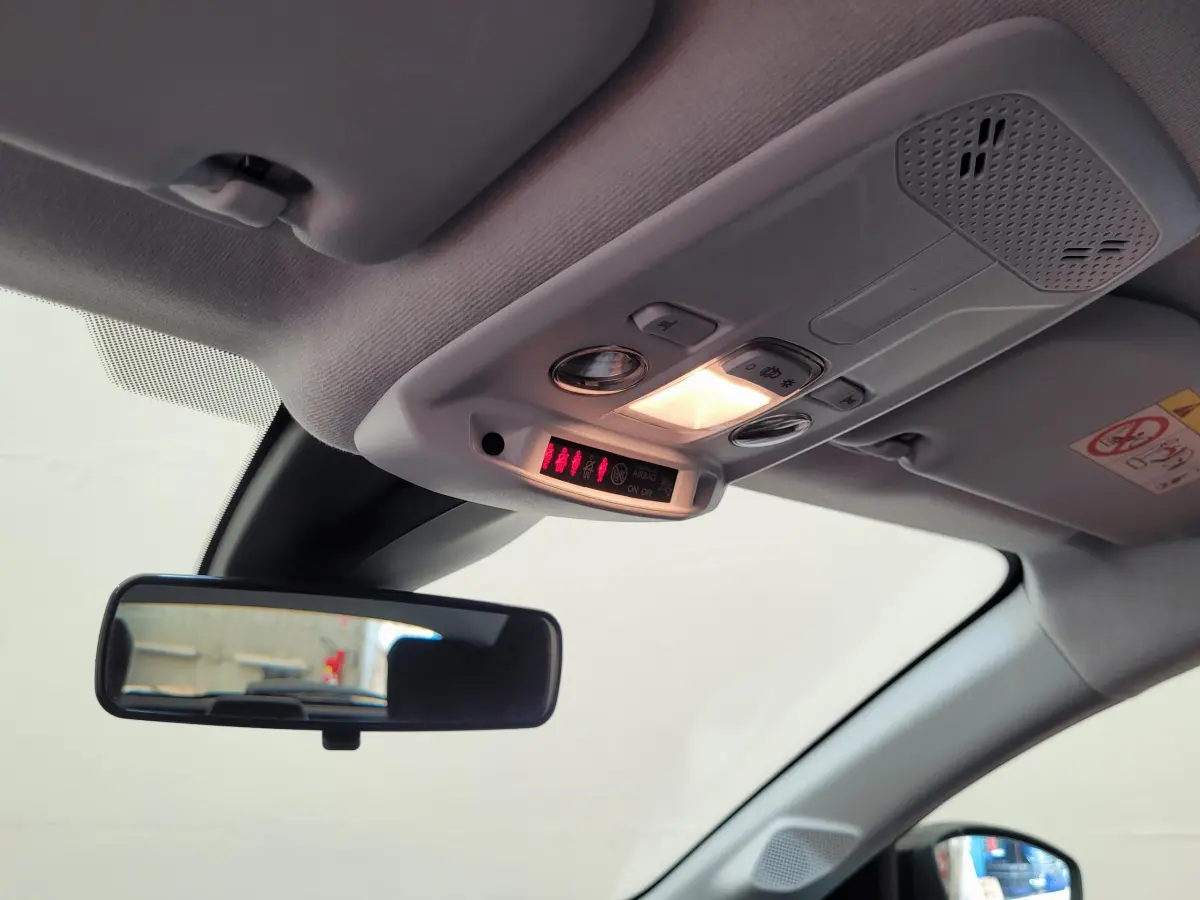 Vue intérieure du plafonnier et rétroviseur central d'une Peugeot 208 gris foncé 2023 Active Pack