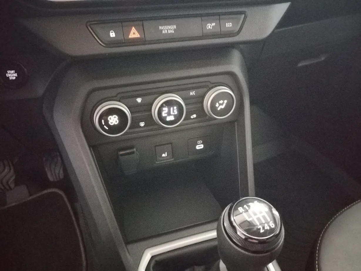 Gros plan sur la console centrale du Dacia Jogger 2025, avec la boîte manuelle et les commandes de climatisation visibles.