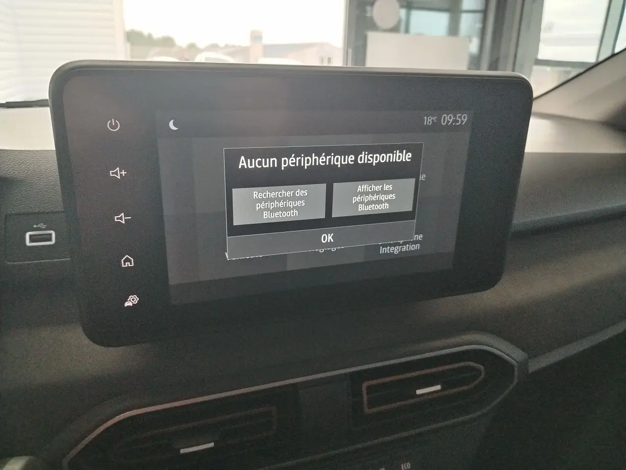 Écran tactile central affichant l'alerte Bluetooth dans l'habitacle du Dacia Jogger blanc 2025.