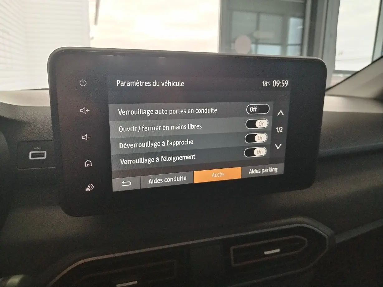 Écran tactile central du tableau de bord du Dacia Jogger blanc, affichant les paramètres d'accès au véhicule.