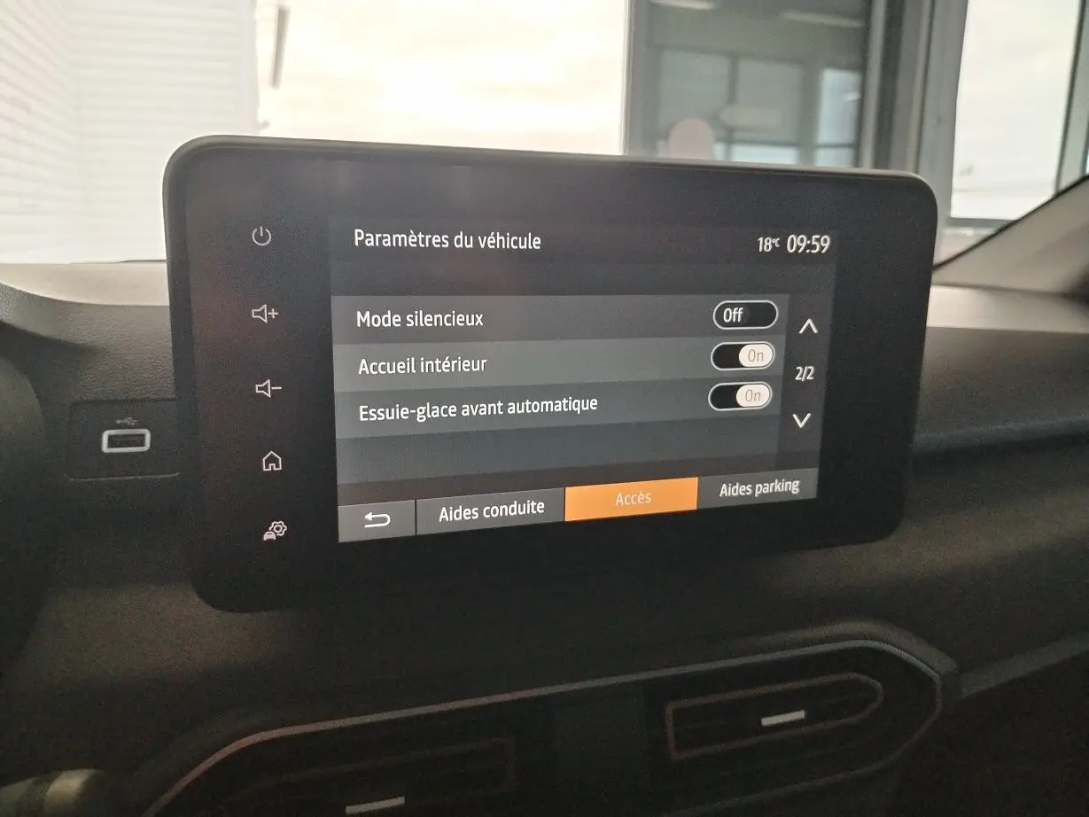 Écran tactile central du tableau de bord du Dacia Jogger affichant les paramètres du véhicule en intérieur.