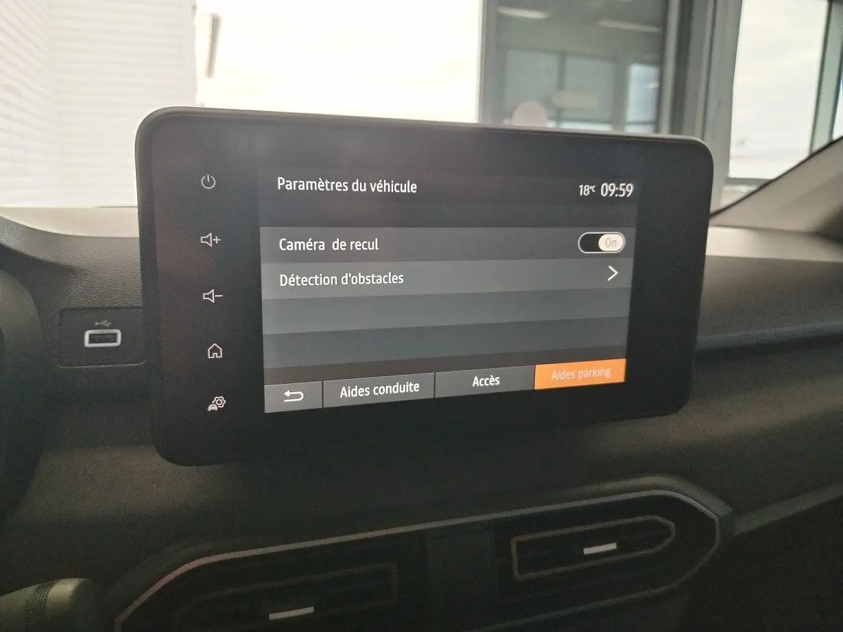 Écran tactile du tableau de bord du Dacia Jogger 2025 affichant les paramètres d'aide à la conduite.