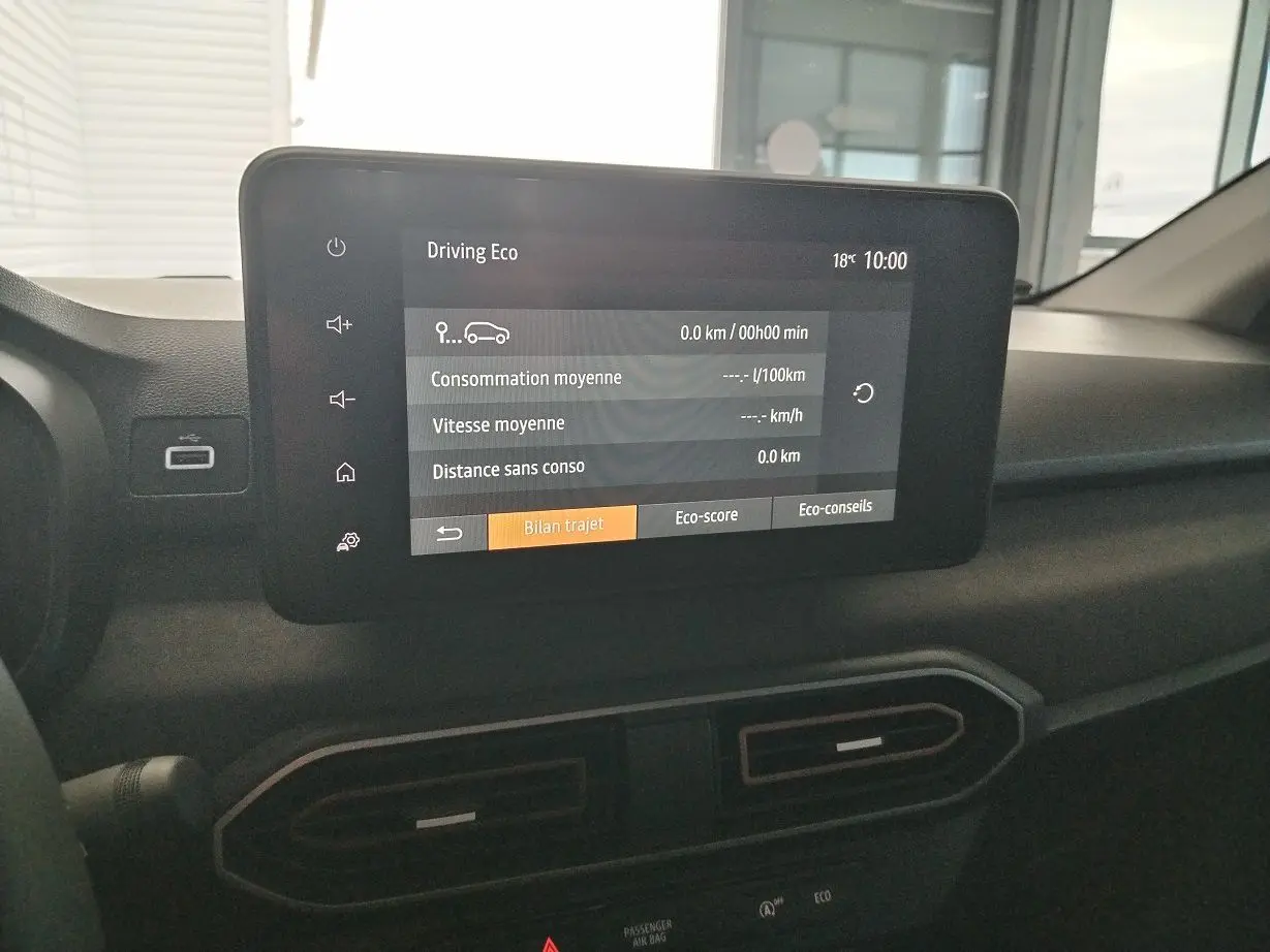 Écran tactile central affichant les données de conduite éco dans le tableau de bord du Dacia Jogger 2025.