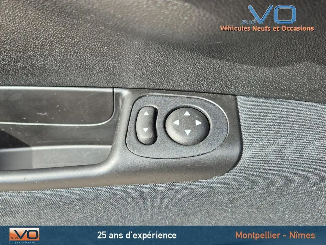 Détail des commandes de réglage des rétroviseurs côté conducteur sur porte intérieure noire du Fiat 500C 2024.