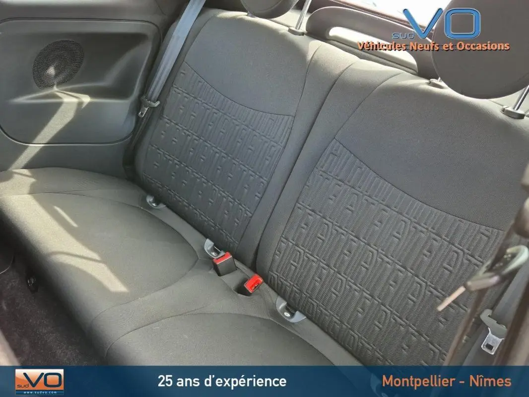 Vue intérieure sur les sièges arrière noirs du FIAT 500C 2024, avec motifs FIAT embossés sur le tissu.