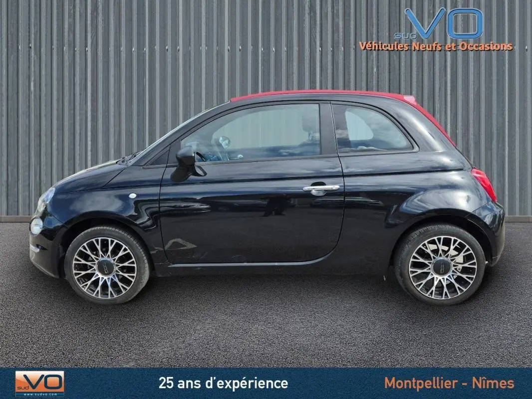 Profil côté gauche d'une FIAT 500C noire avec toit rouge, roues alliage originales et roue de secours visible, modèle 2024.