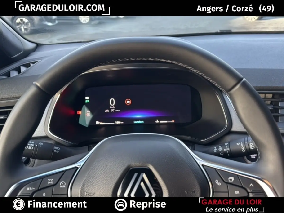 Vue intérieure centrée sur le volant et le tableau de bord numérique du Renault Captur techno TCe 90 gris foncé 2025.