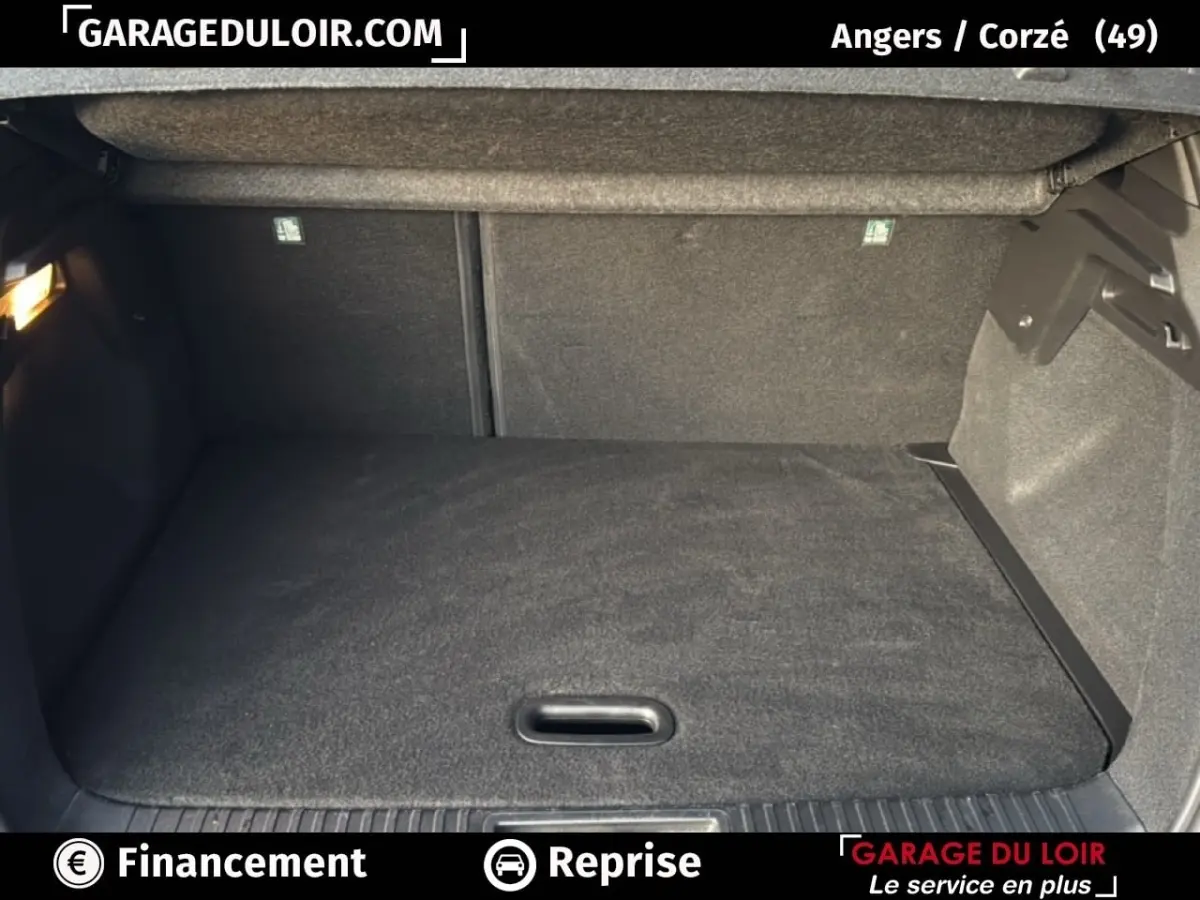 Coffre spacieux et propre du Renault Captur Techno TCe 90 2025 en gris foncé, vue intérieure arrière.