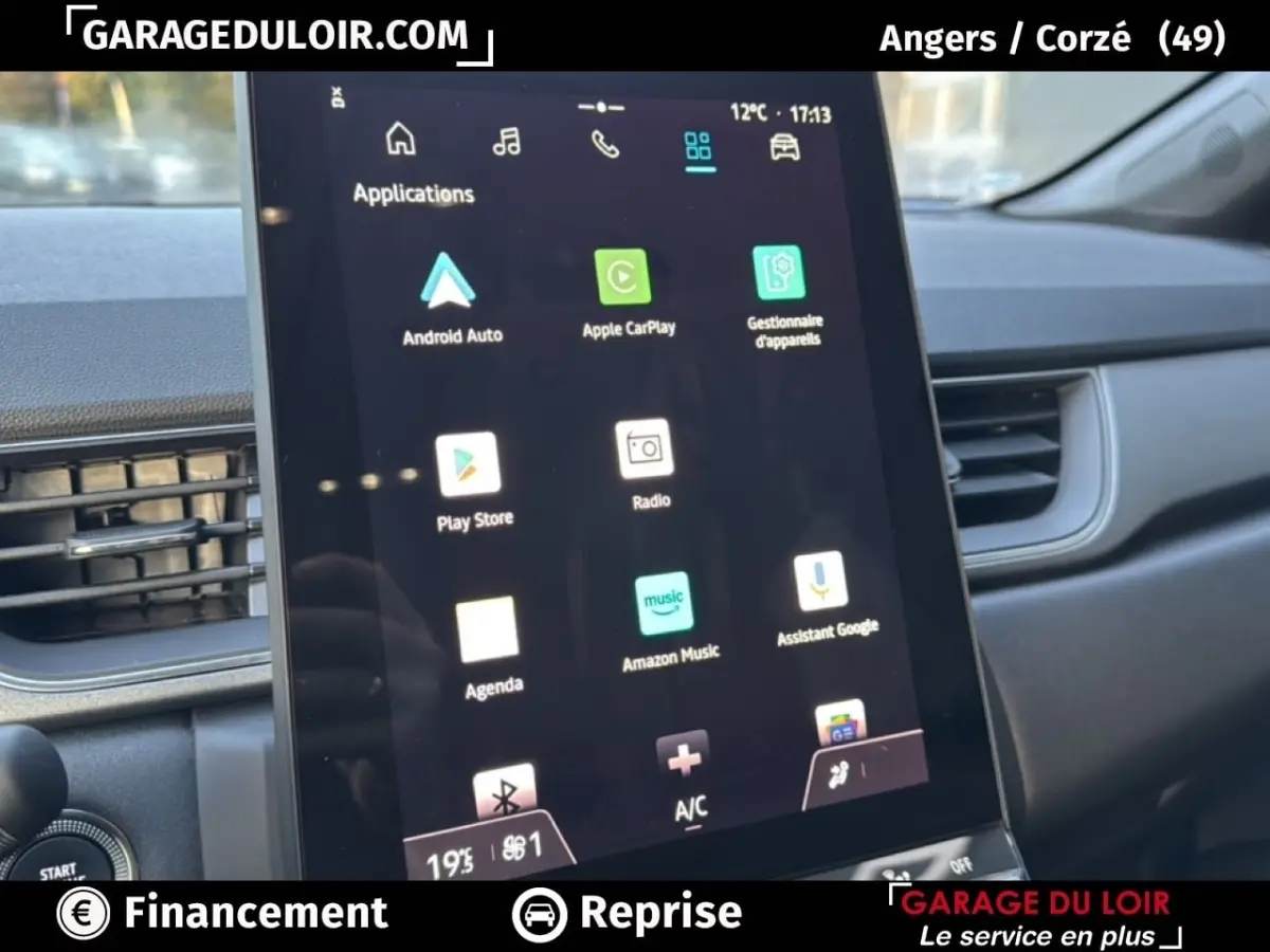 Écran tactile central du Renault Captur Techno TCe 90 2025 gris foncé, affichant les applications connectées.