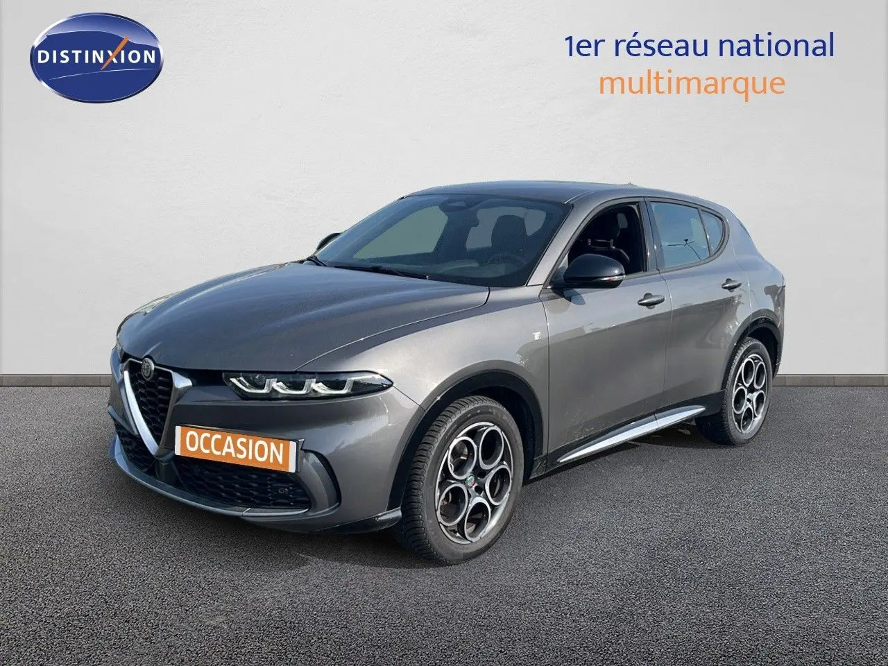 Vue 3/4 avant droite d'une Alfa Romeo Tonale gris Vesuvio métallisé avec jantes spécifiques et calandre distinctive.