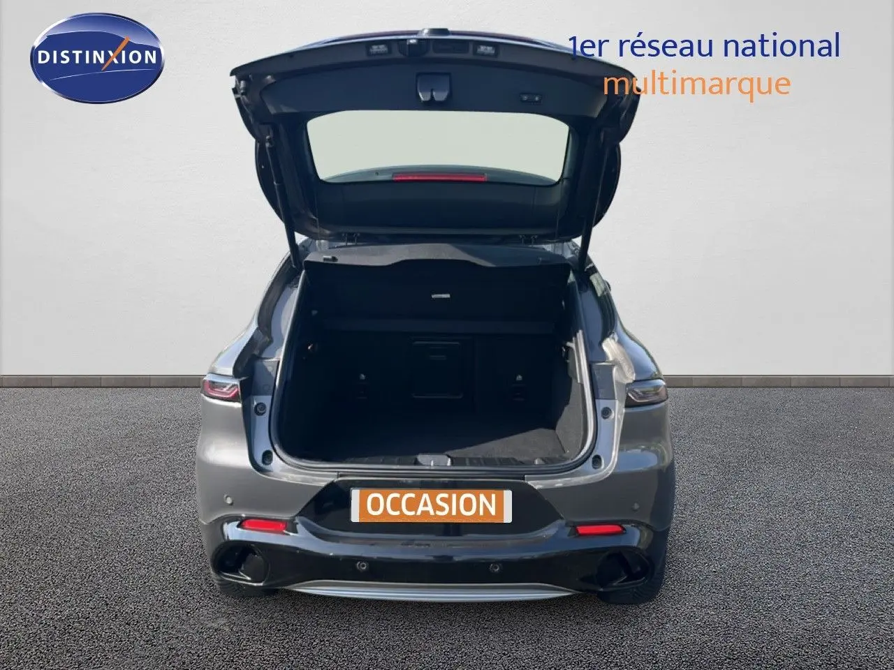 Vue arrière d'une Alfa Romeo Tonale gris Vesuvio avec coffre ouvert, soulignant son espace de chargement.