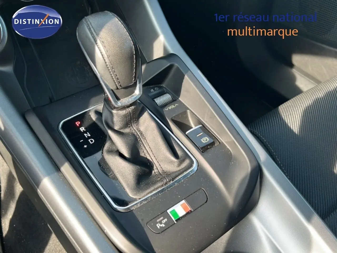 Gros plan sur la console centrale de l'Alfa Romeo Tonale 1.5 Hybrid 2023, avec levier de vitesse en cuir noir.