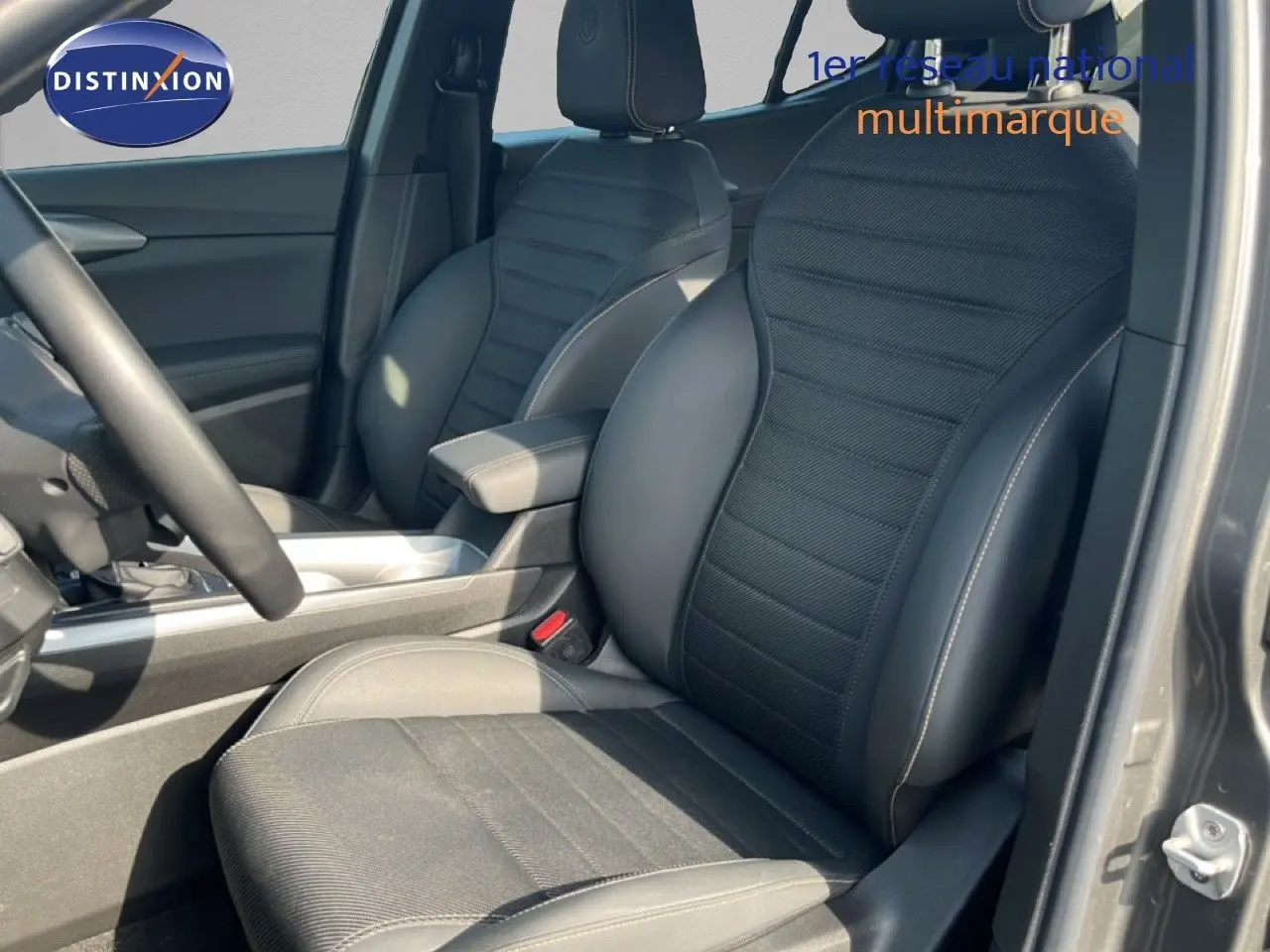Vue intérieure rapprochée des sièges avant en cuir noir de l'Alfa Romeo Tonale 1.5 Hybrid 160ch gris Vesuvio.