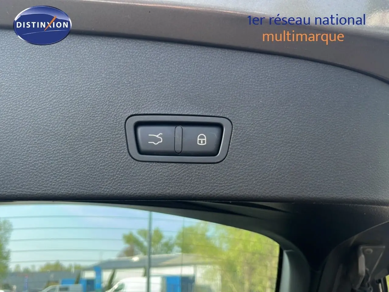 Boutons de commande du hayon électrique sur la partie intérieure du hayon d'une Alfa Romeo Tonale gris Vesuvio, vue en gros plan.