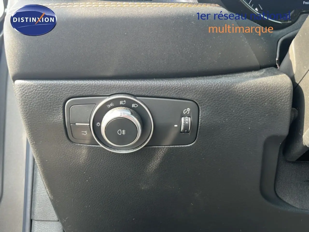 Gros plan sur la commande des phares et réglage de luminosité dans l'habitacle de l'Alfa Romeo Tonale gris Vesuvio 2023.