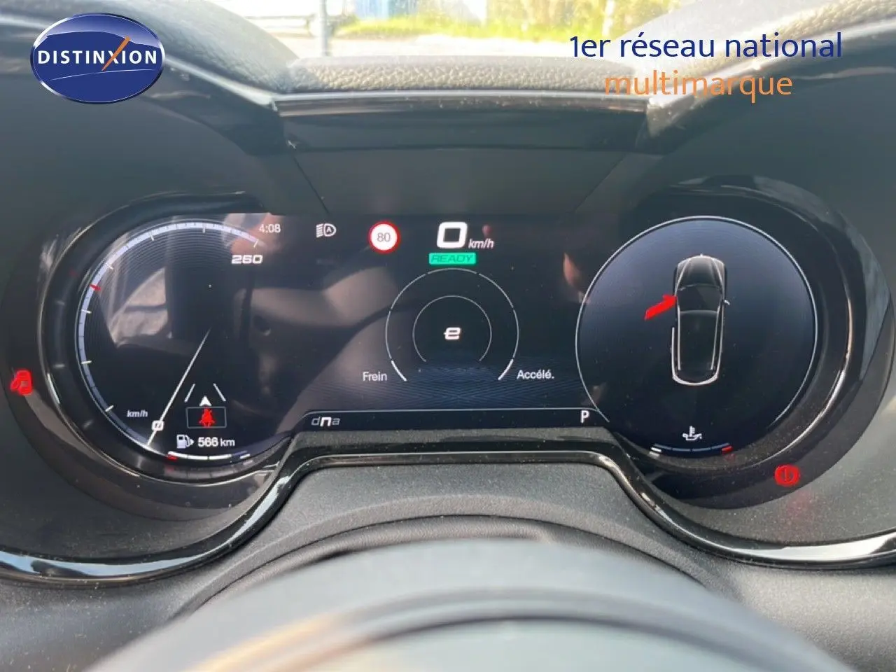 Tableau de bord numérique de l'Alfa Romeo Tonale 1.5 Hybrid 160ch, affichage vitesse et alertes, intérieur noir.
