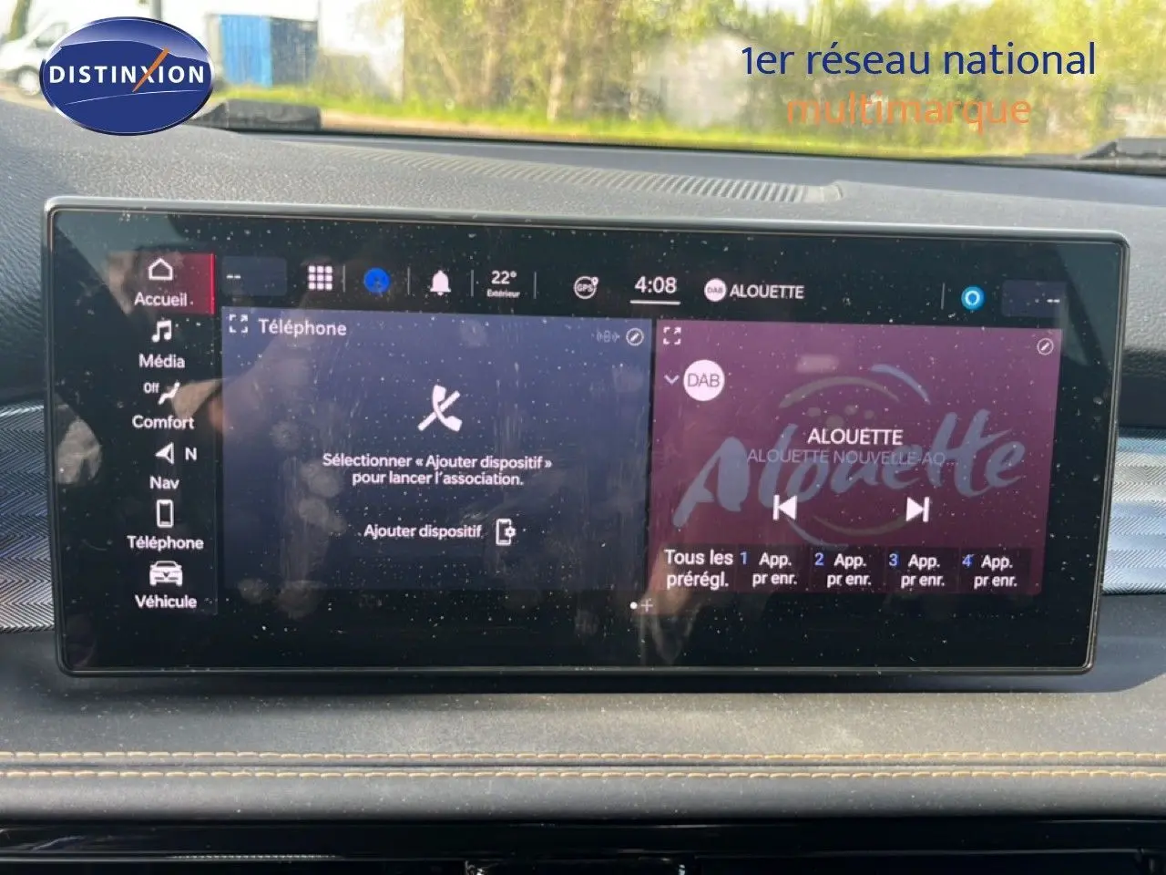 Écran tactile central de l'Alfa Romeo Tonale 2023 en gris Vesuvio, affichant les options téléphone et radio DAB.