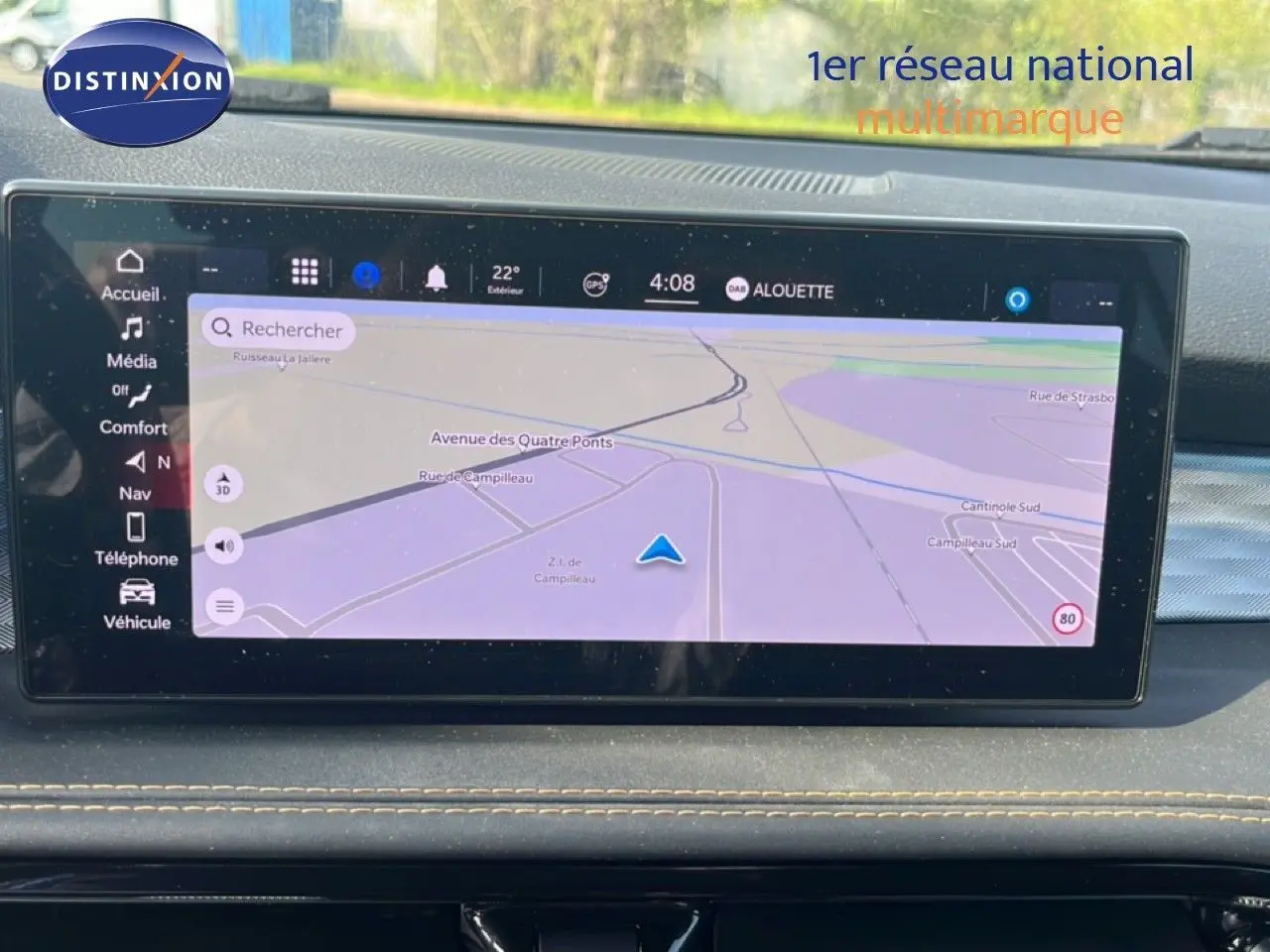 Écran tactile central affichant la navigation GPS dans un Alfa Romeo Tonale gris Vesuvio, vue intérieure avant.