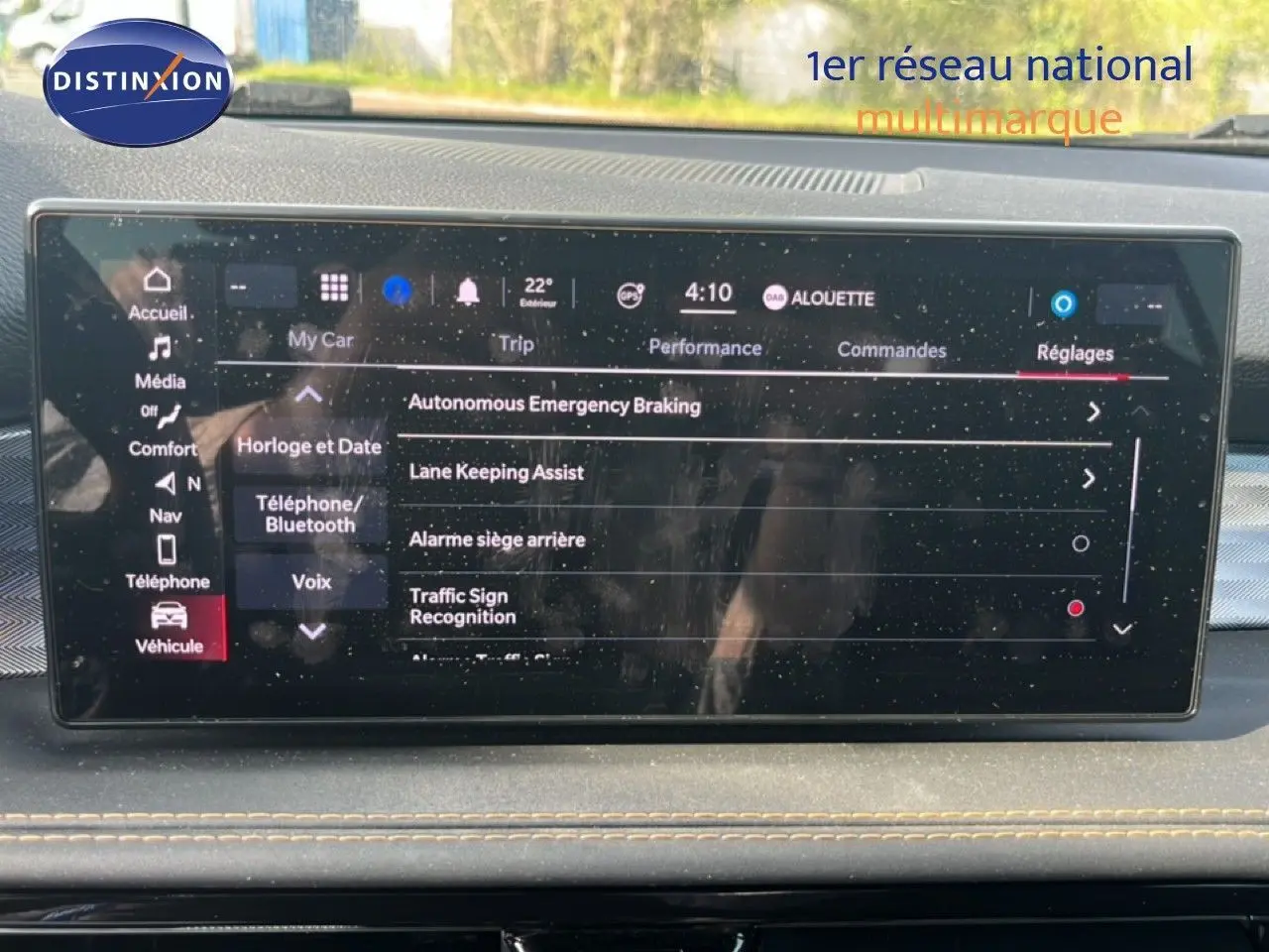 Écran tactile du tableau de bord de l'Alfa Romeo Tonale 2023, affichant les réglages d'assistance à la conduite.