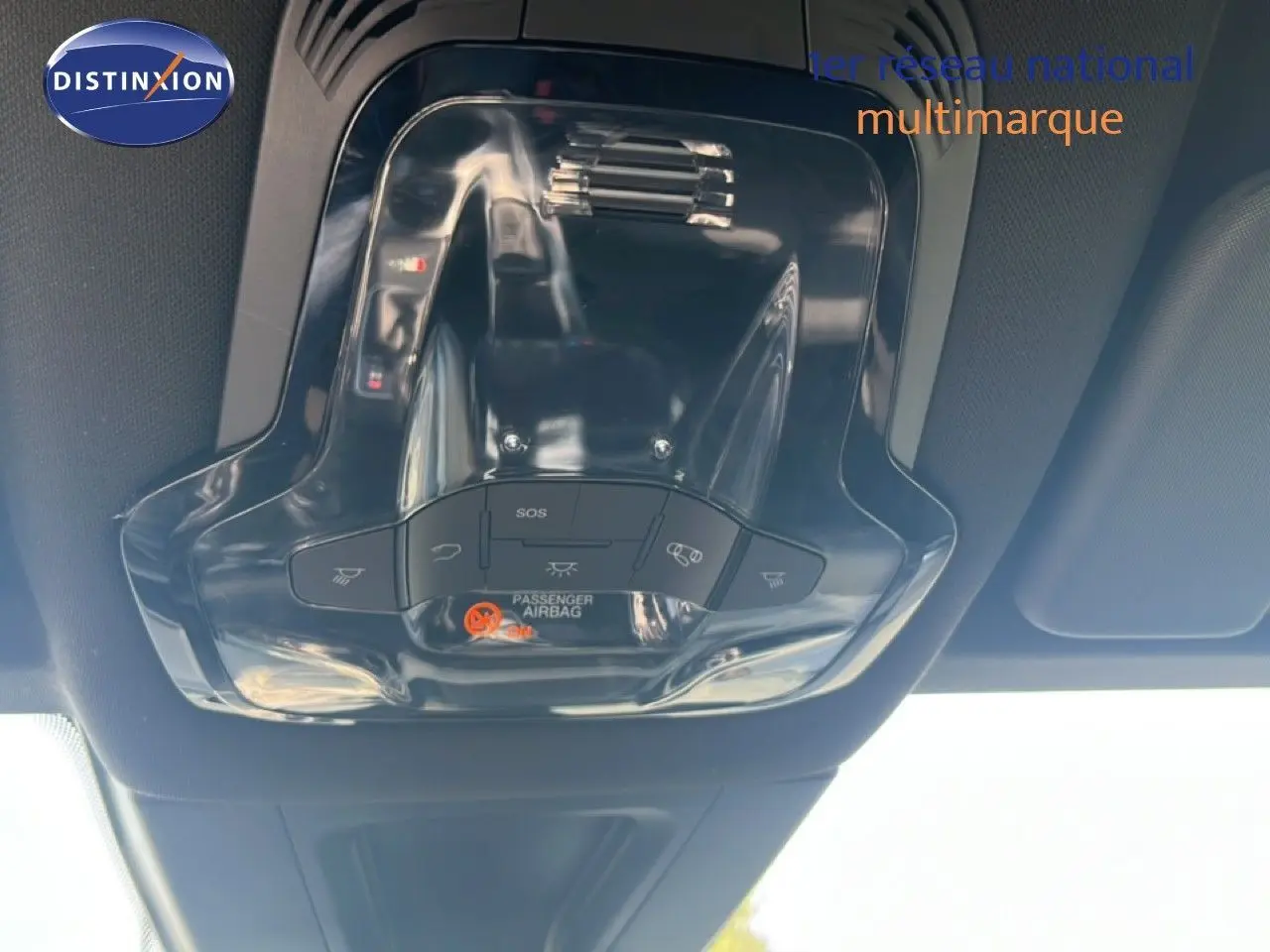 Vue en gros plan du plafonnier noir brillant avec commandes et indicateur airbag passager d'une Alfa Romeo Tonale gris Vesuvio.