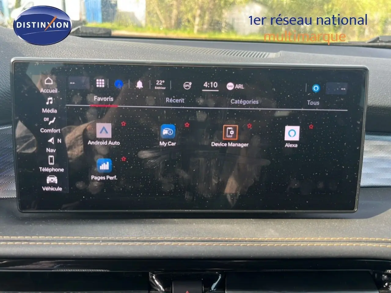 Écran tactile central affichant les options Android Auto, Alexa et gestion du véhicule sur Alfa Romeo Tonale gris Vesuvio.