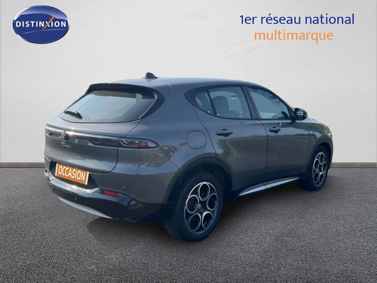 Vue 3/4 arrière droite de l'Alfa Romeo Tonale gris Vesuvio métallisé avec jantes distinctives à cinq cercles.