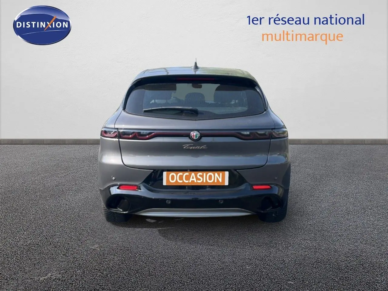 Vue arrière d'une Alfa Romeo Tonale gris Vesuvio métallisé, avec feux LED reliés et hayon fermé.