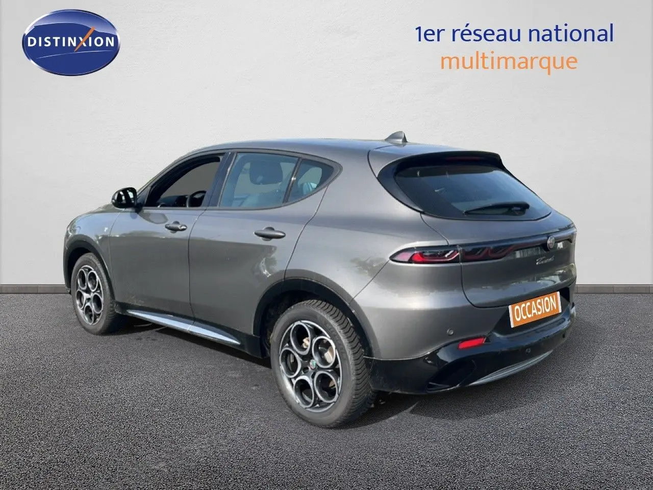 Vue 3/4 arrière droite d'un Alfa Romeo Tonale gris Vesuvio métallisé avec jantes distinctives et hayon fermé.