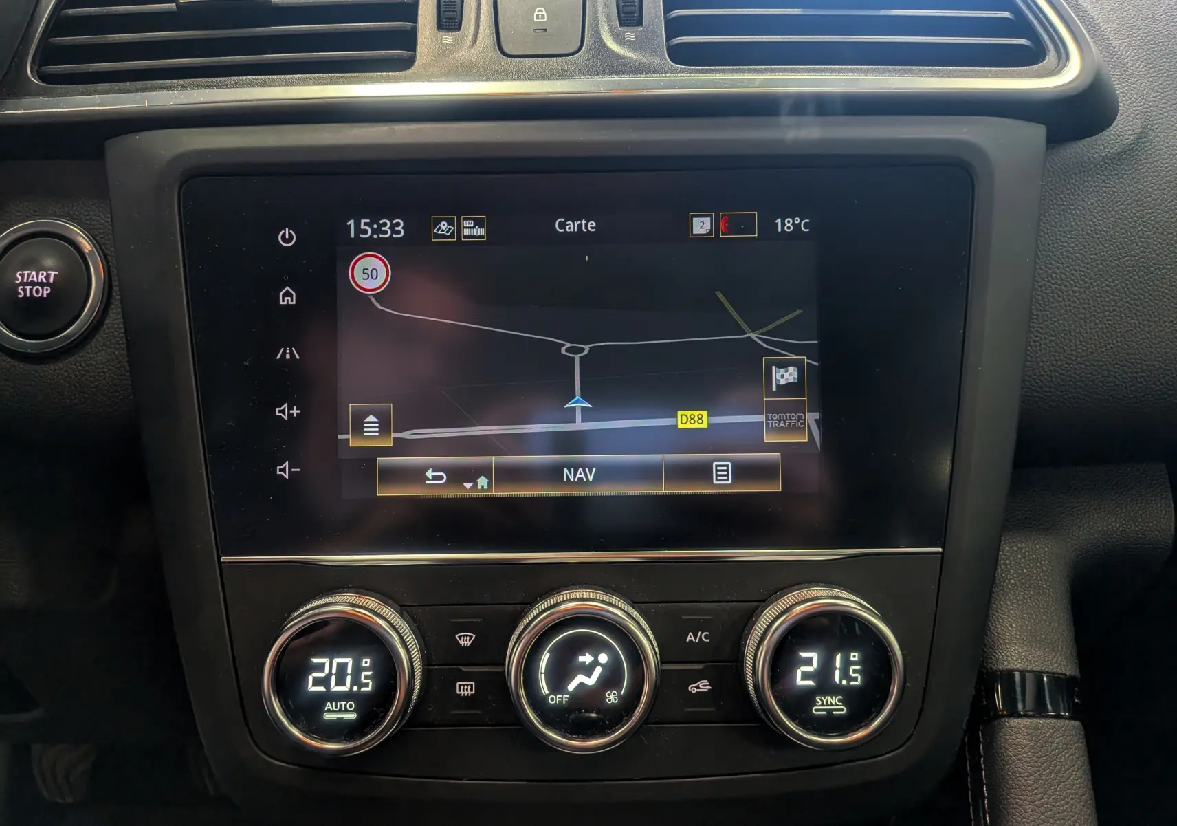 Vue rapprochée de la console centrale du Renault Kadjar 2021 avec écran tactile de navigation et commandes de climatisation.
