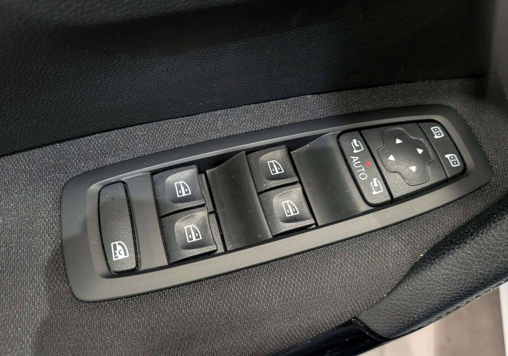 Gros plan sur les commandes de lève-vitres et rétroviseurs côté conducteur du Renault Kadjar blanc Glacier 2021.