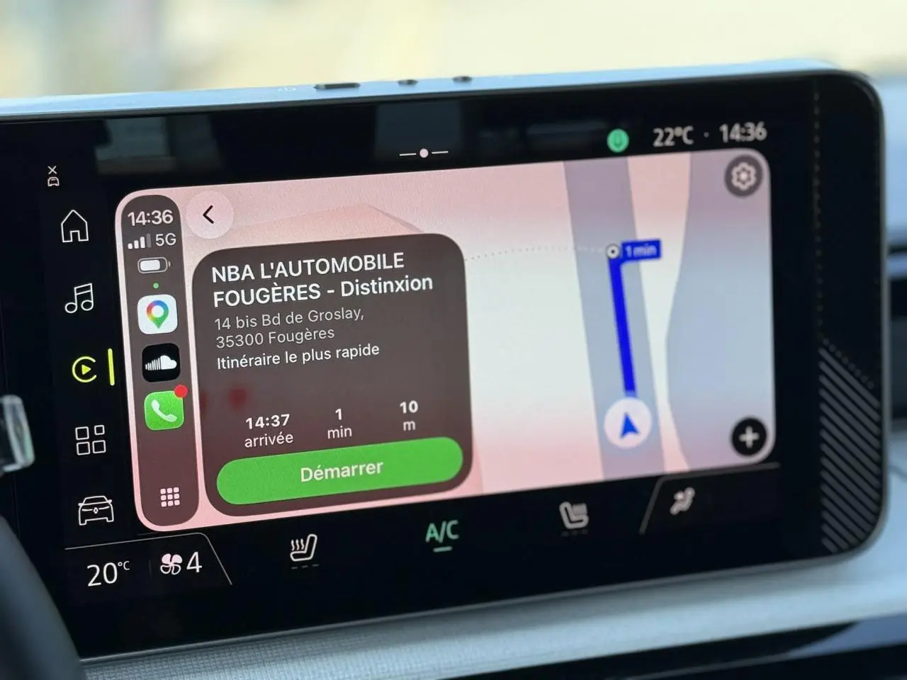 Écran tactile central du système multimédia OpenR 10'' de la Renault R5 E-Tech, affichant une navigation GPS.