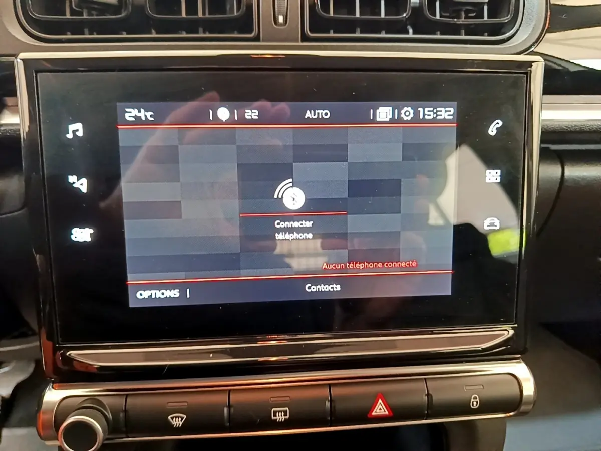 Écran tactile central de la Citroën C3 blanc 2021 affichant la connexion téléphone, vue intérieure rapprochée.