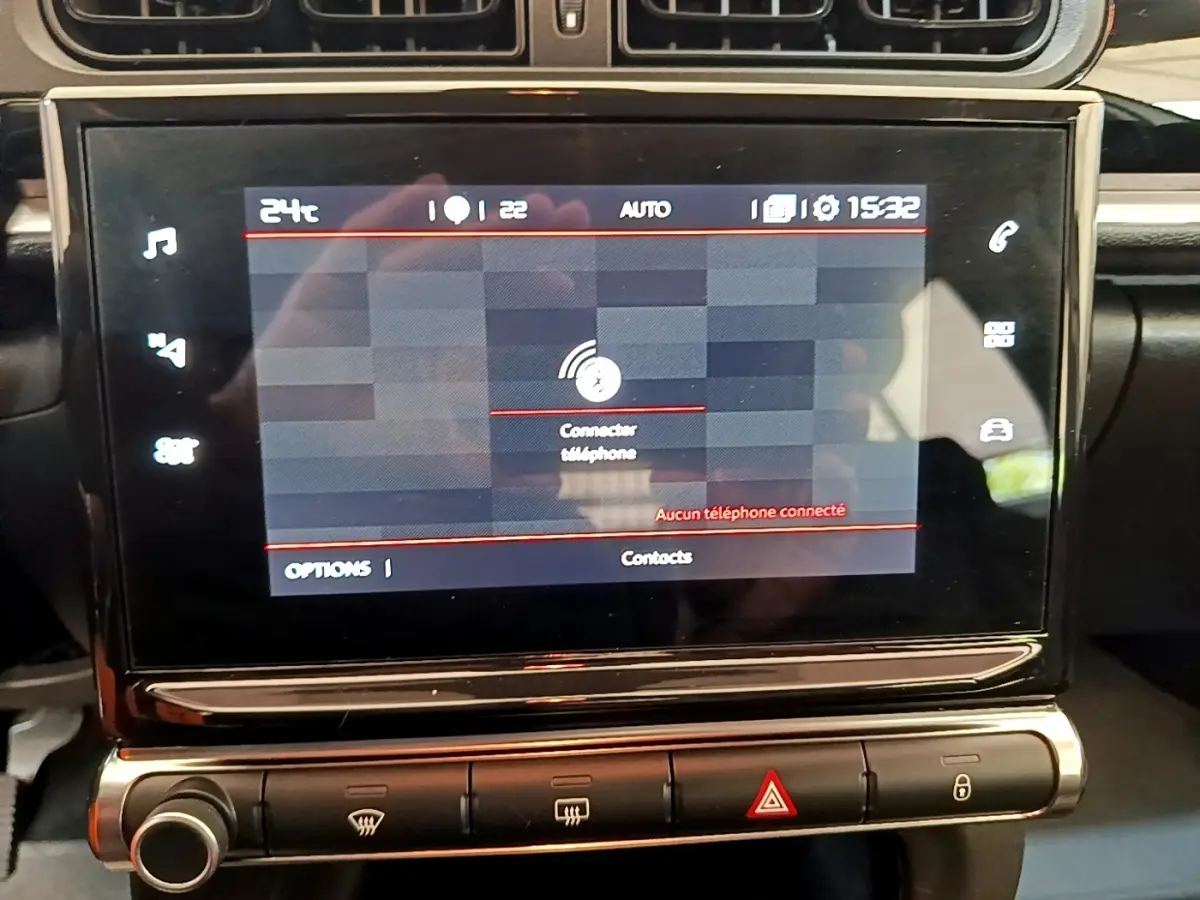 Écran tactile central de la Citroën C3 blanc 2021, affichant la connexion téléphone, vue rapprochée du tableau de bord.