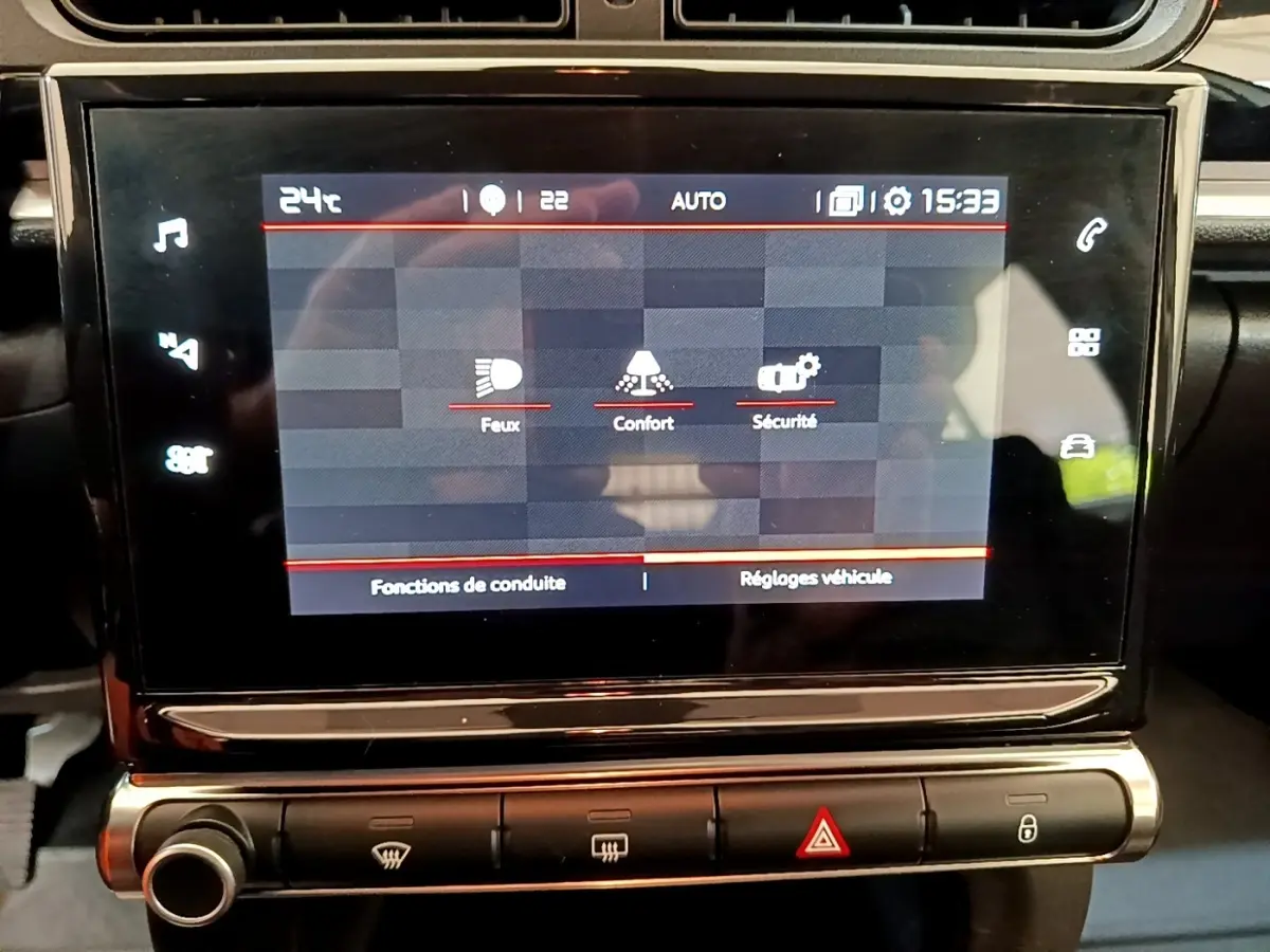 Écran tactile central de la Citroën C3 blanc 2021 affichant les réglages des feux, confort et sécurité.