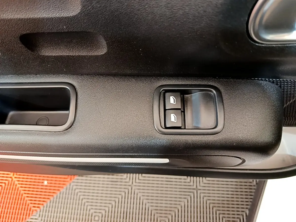 Détail des commandes de lève-vitres sur la porte côté gauche d’une Citroën C3 blanche 2021.