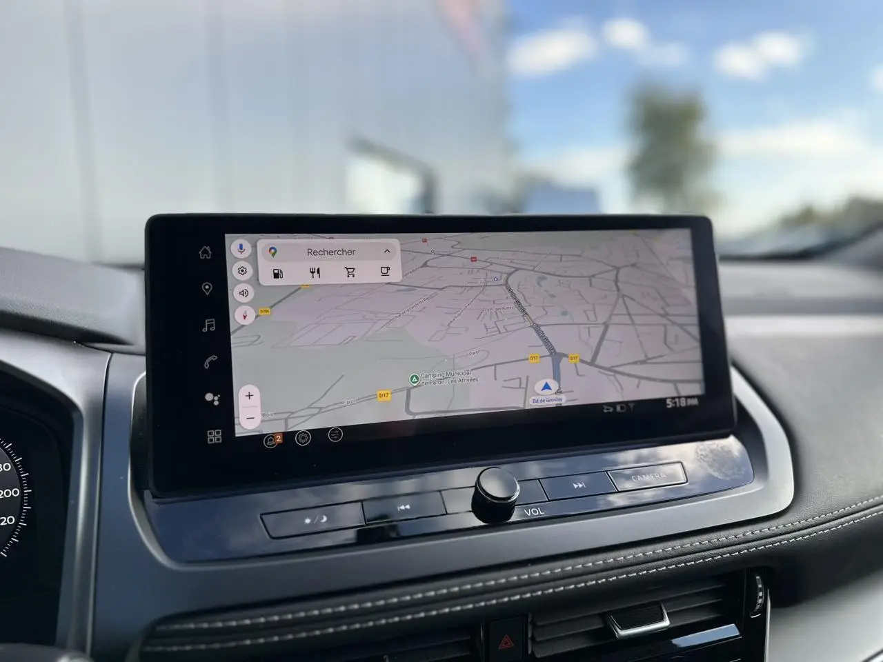 Vue intérieure du tableau de bord du Nissan Qashqai 2025, écran tactile affichant une carte de navigation.
