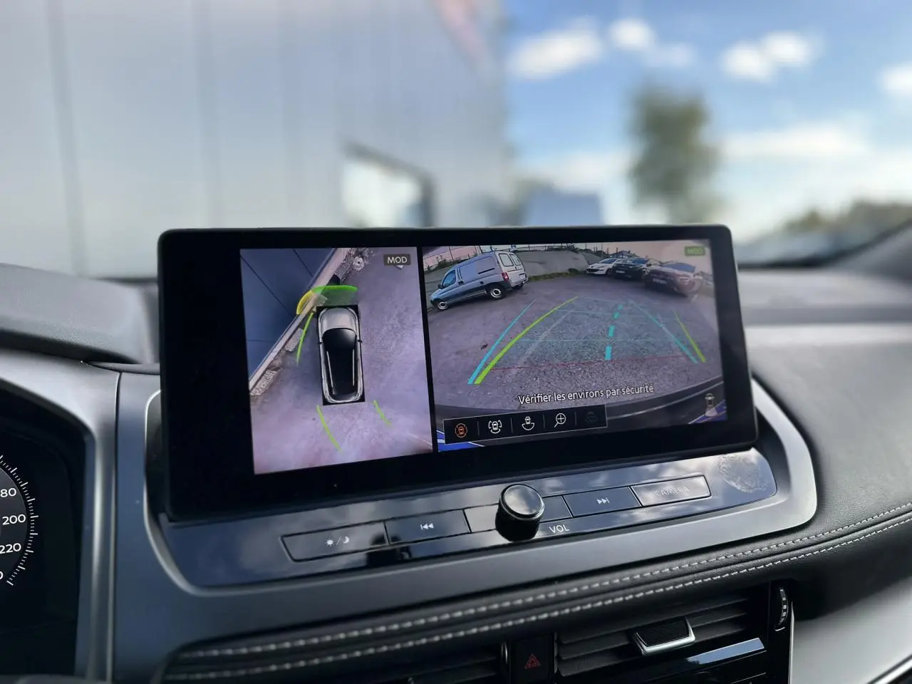 Écran central du Nissan Qashqai 2025 montrant la caméra de recul et la vue 360° du stationnement.