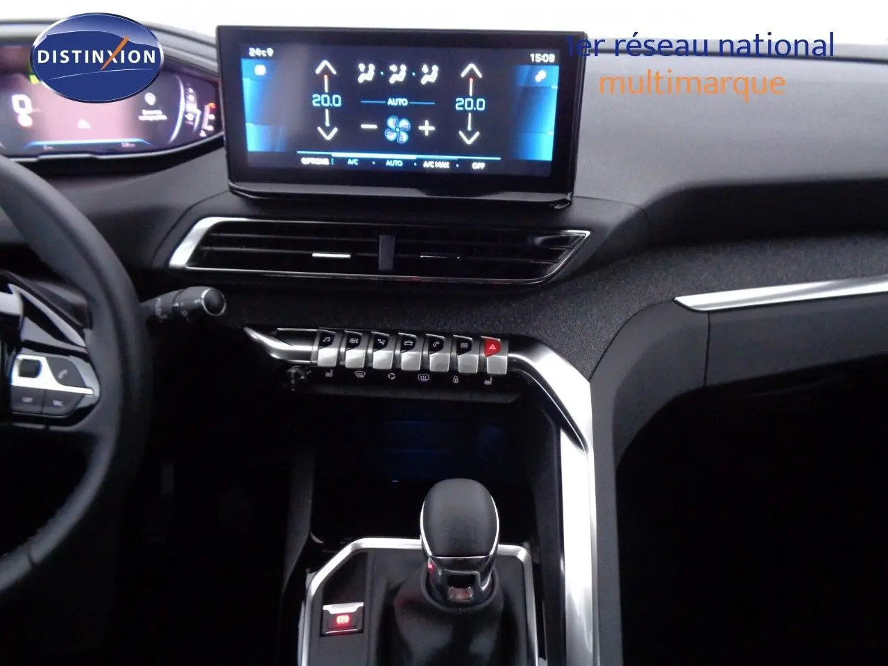 Vue intérieure du tableau de bord et levier de vitesses manuelle du Peugeot 3008 Bleu Célèbes Metal 2023.