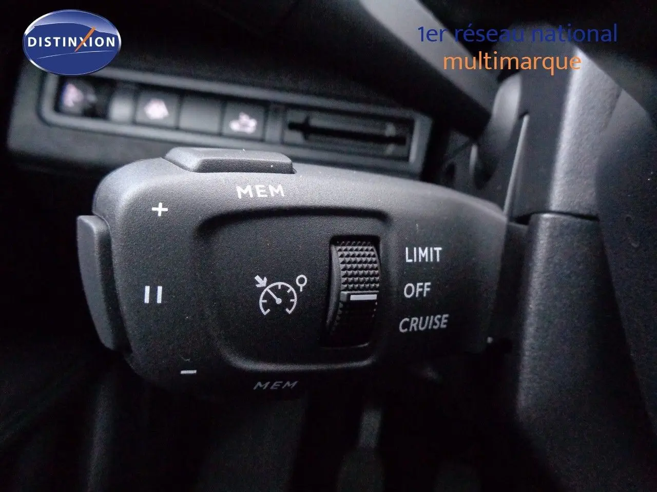 Gros plan sur la commande de régulateur de vitesse du Peugeot 3008 2023, intérieur noir, détails des boutons MEM et LIMIT.