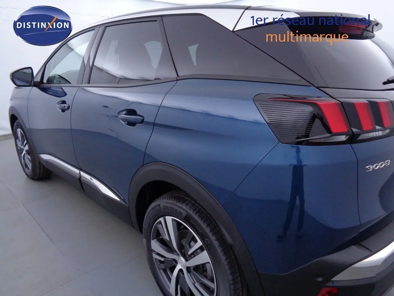 Vue 3/4 arrière droite d'un Peugeot 3008 bleu Célèbes Métal avec feux arrière à griffes distinctifs.