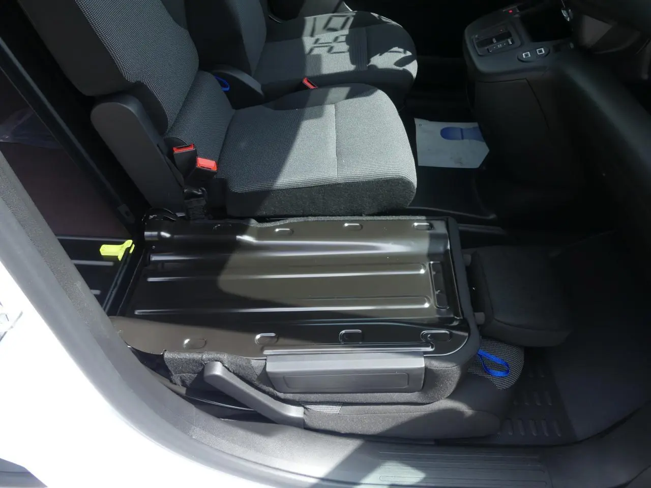 Vue intérieure côté droit du siège passager rabattable avec tablette écritoire du Peugeot Partner blanc 2025.