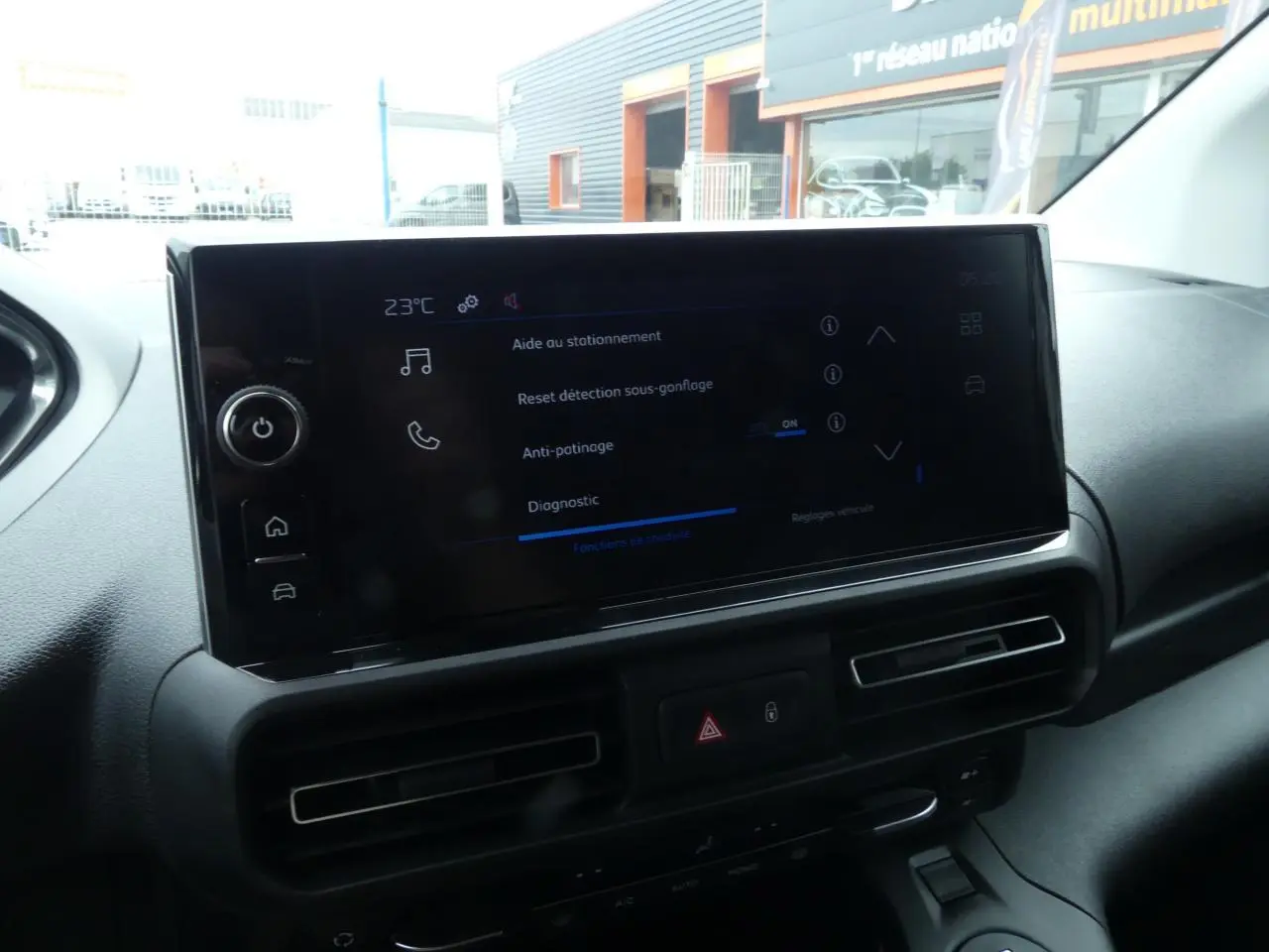 Écran tactile 10 pouces du tableau de bord du Peugeot Partner XL blanc, affichant les aides à la conduite.