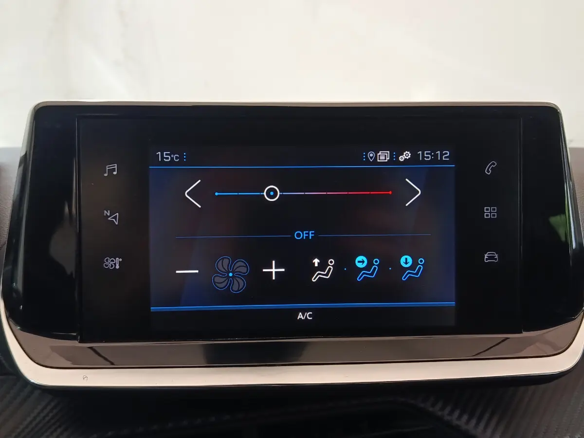 Écran tactile central du système de climatisation de la Peugeot 208 PureTech 100 S&S Active Business de 2020.